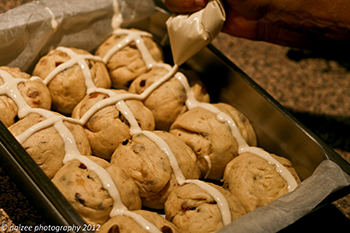 putting crosses on buns